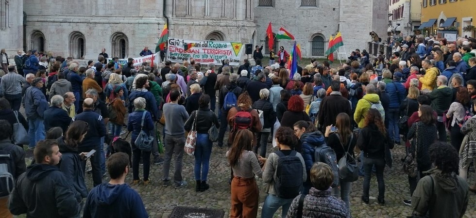 “Giù le mani da Rojava”, oltre 300 persone in piazza contro la guerra